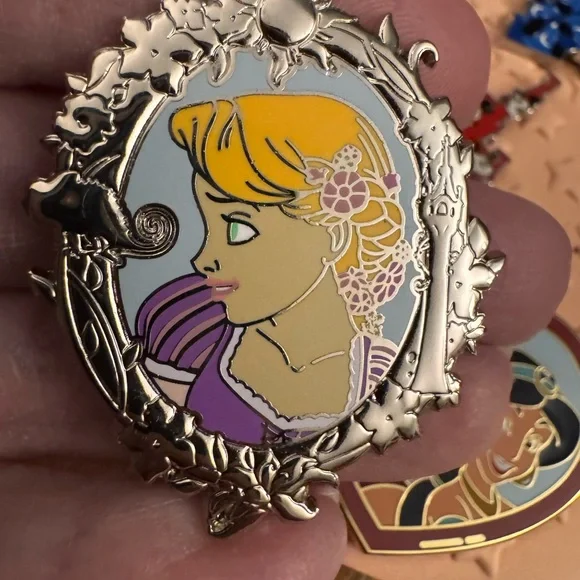 One “LOT” of excellent condition Disney Pins. 25 pins in total. - Picture 12 of 16